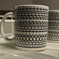 Koffietas met subtiele boodschap